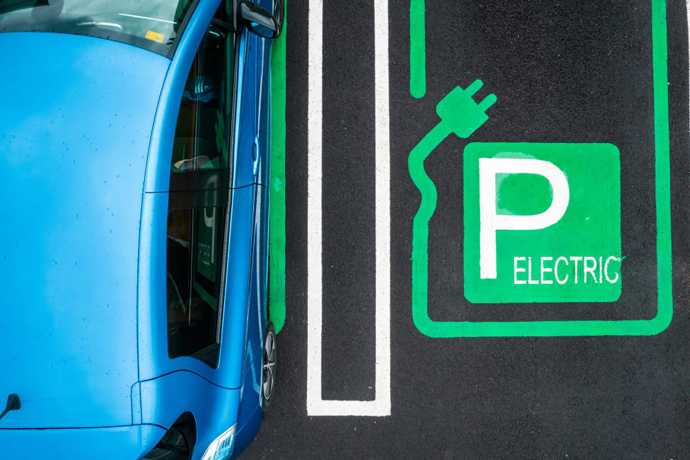 električni auto na parking mestu